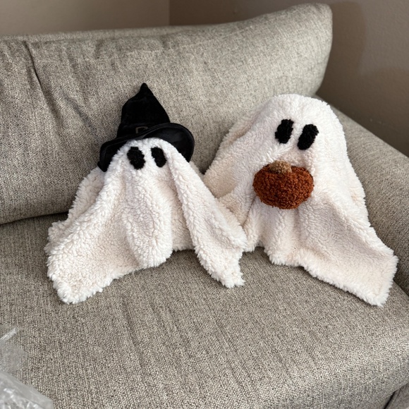 Little Gus The Ghost with Witch Hat Shaped Pillow - Picture 4 of 6